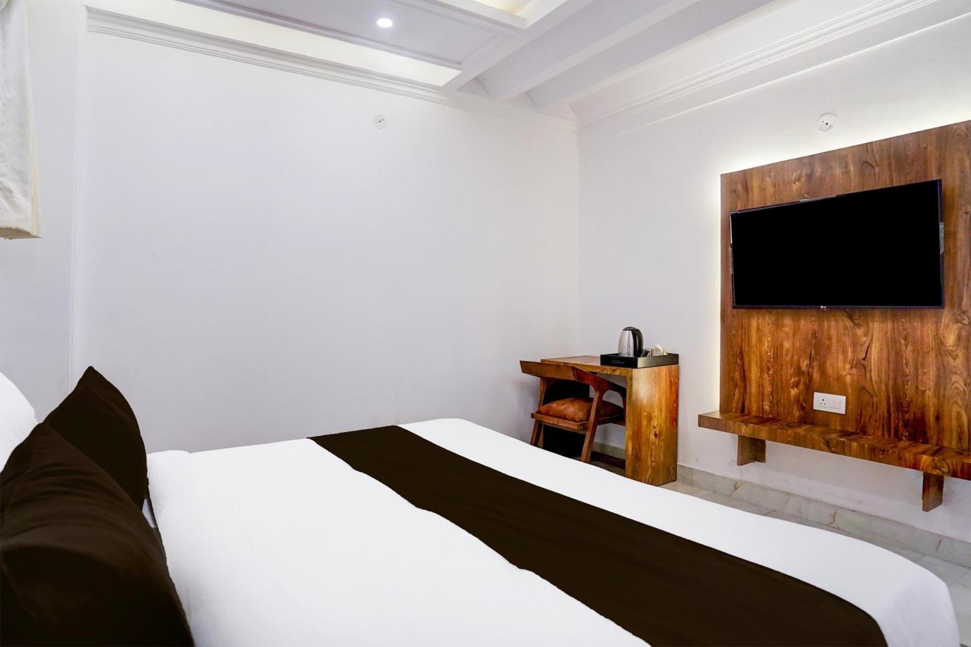 Townhouse Hotel Grand Emporio By Sbg Near Vaishali Metro Station غازي أباد المظهر الخارجي الصورة