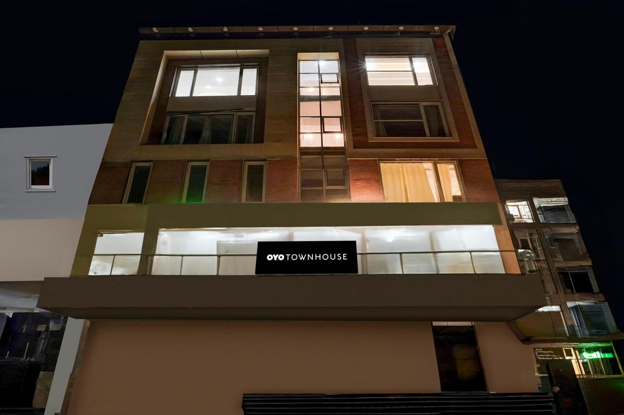 Townhouse Hotel Grand Emporio By Sbg Near Vaishali Metro Station غازي أباد المظهر الخارجي الصورة