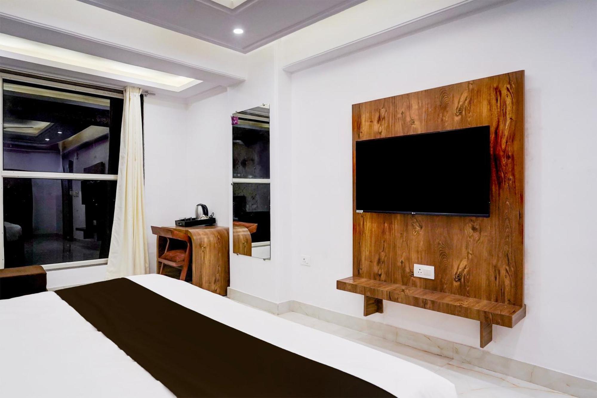 Townhouse Hotel Grand Emporio By Sbg Near Vaishali Metro Station غازي أباد المظهر الخارجي الصورة