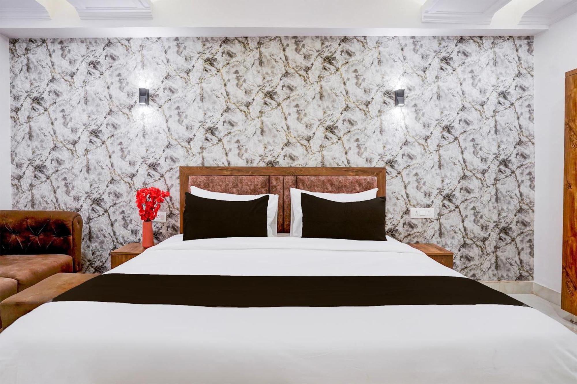 Townhouse Hotel Grand Emporio By Sbg Near Vaishali Metro Station غازي أباد المظهر الخارجي الصورة