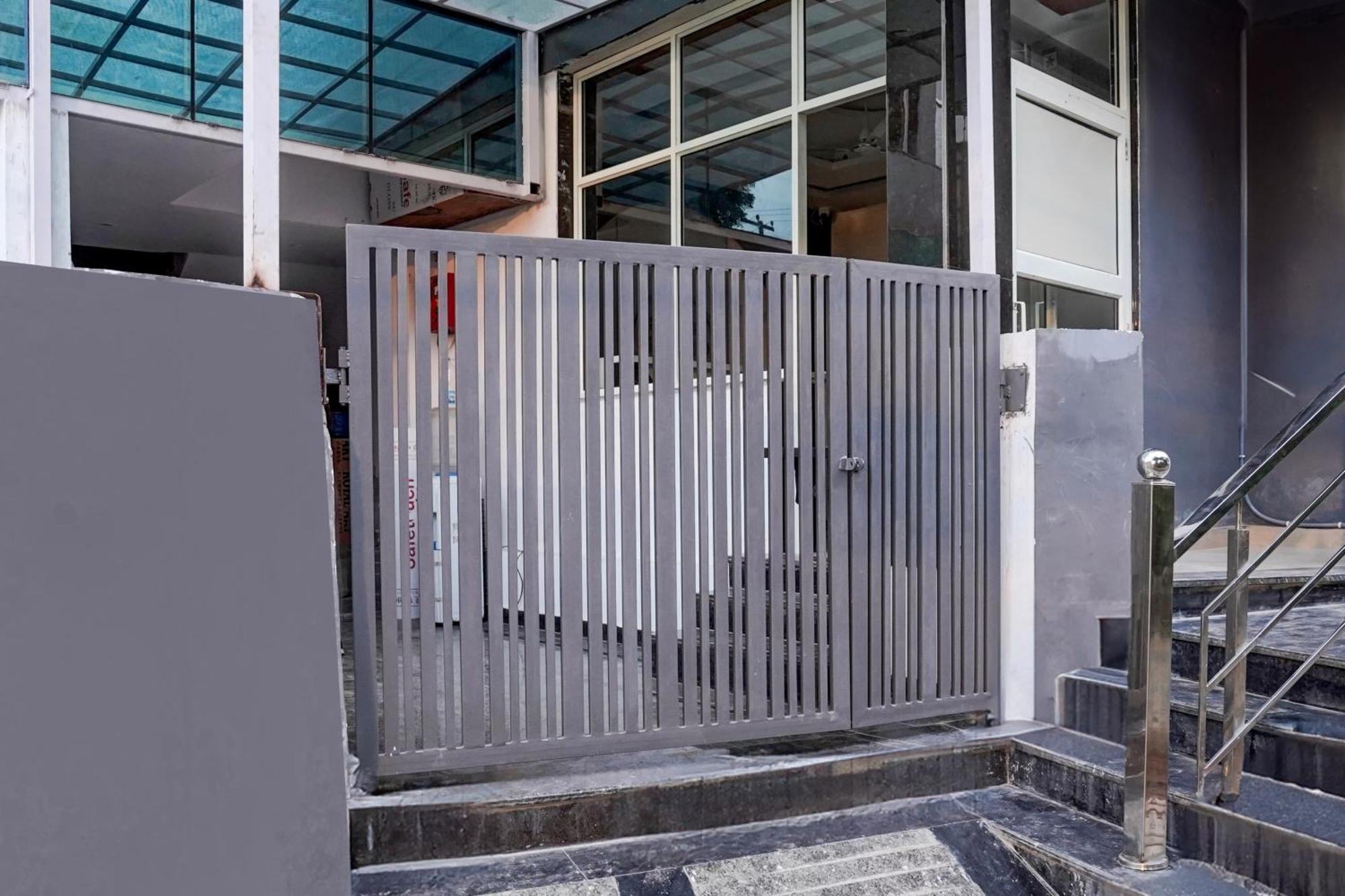 Townhouse Hotel Grand Emporio By Sbg Near Vaishali Metro Station غازي أباد المظهر الخارجي الصورة