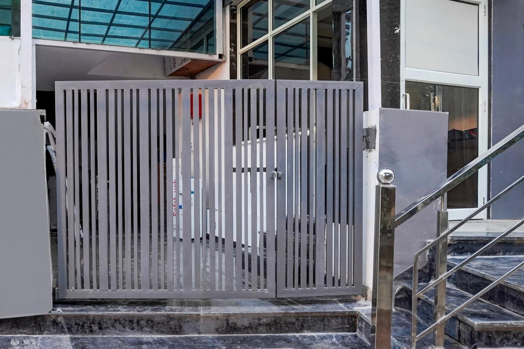 Townhouse Hotel Grand Emporio By Sbg Near Vaishali Metro Station غازي أباد المظهر الخارجي الصورة