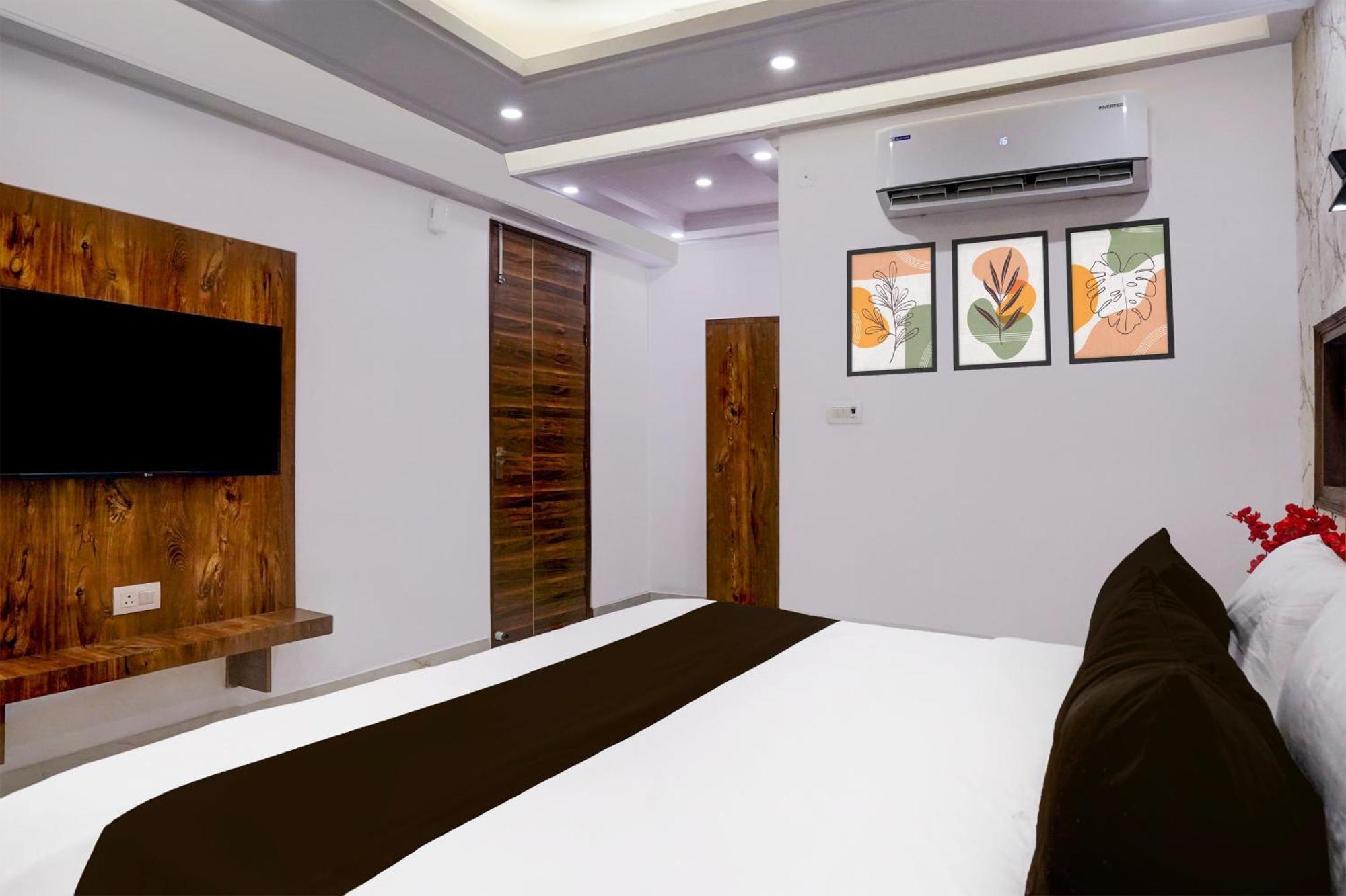 Townhouse Hotel Grand Emporio By Sbg Near Vaishali Metro Station غازي أباد المظهر الخارجي الصورة